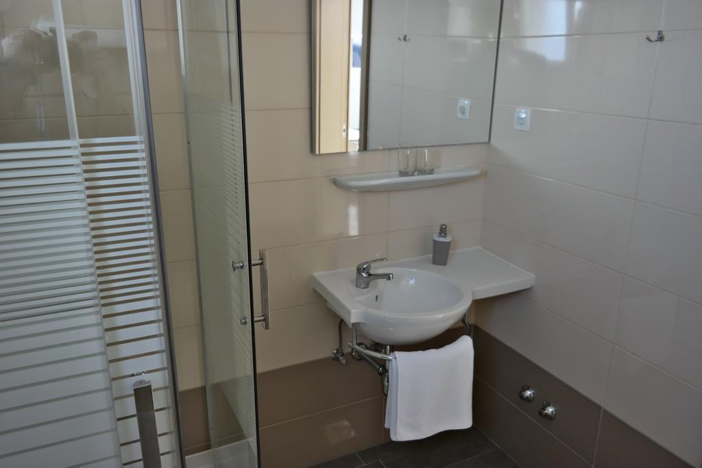 House Natali 70M From The Beach - Free Ev Top Up Rtina Buitenkant foto